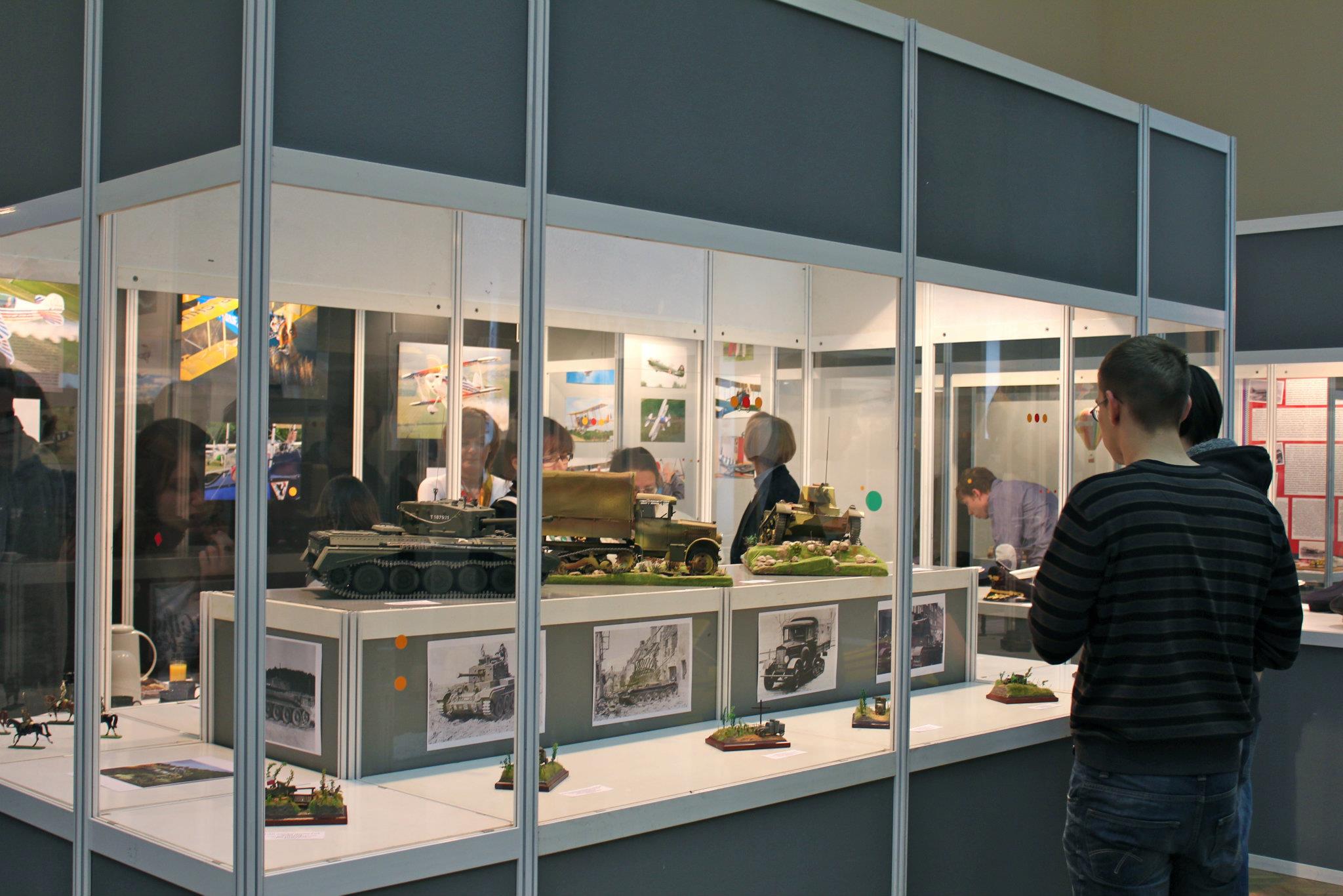 Wystawa w muzeum techniki. Pojazd drugiej wojny światowej. 